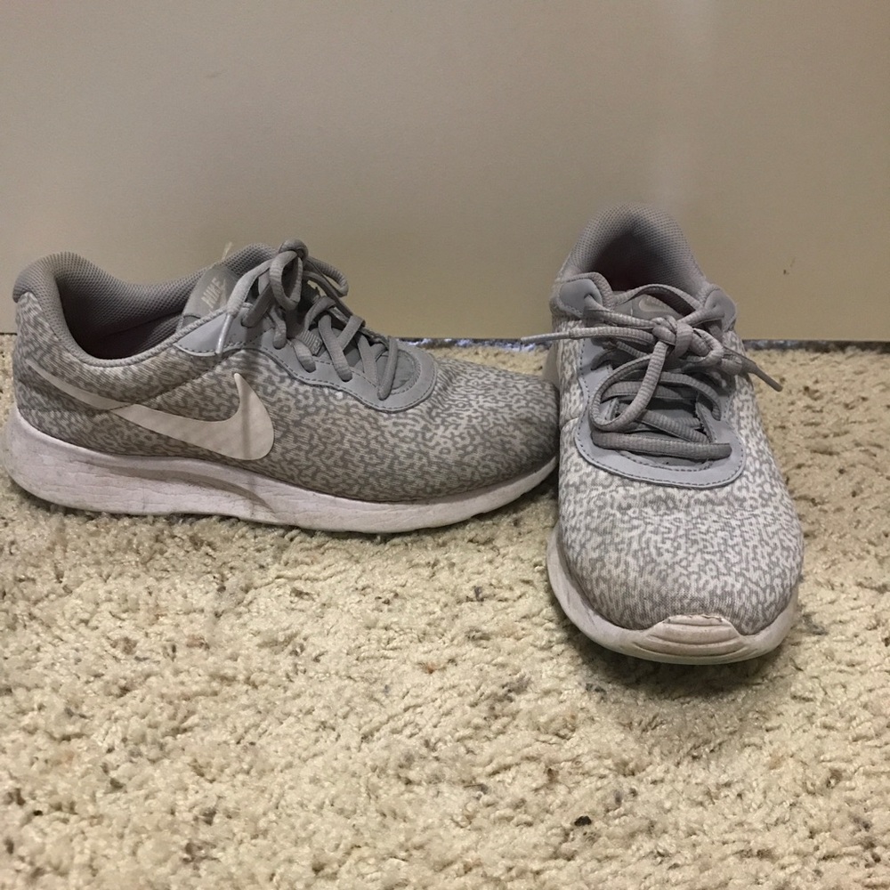 Nike women’s white and grey tennis shoes